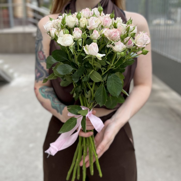 9 нежных кустовых пионовидных роз Энджел Бомбастик 60 см